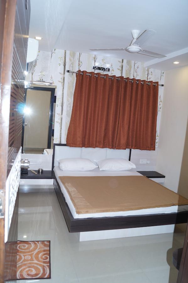 Shree Akshar Restaurant And Hotel Ахмедабад Экстерьер фото